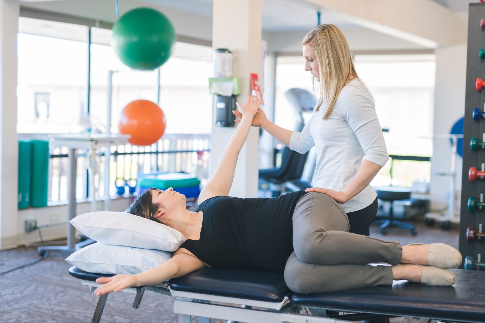 Are there any specific exercises or modifications in a Pilates rehabilitation program for individuals with back pain?